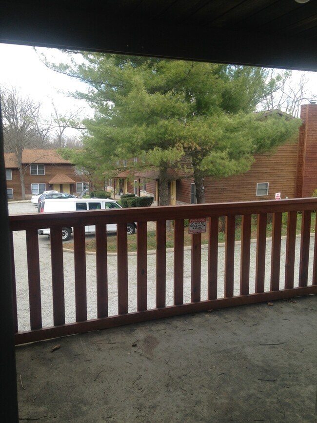 Building Photo - Spacious 5 bedroom, 2 bath house! Availabl...