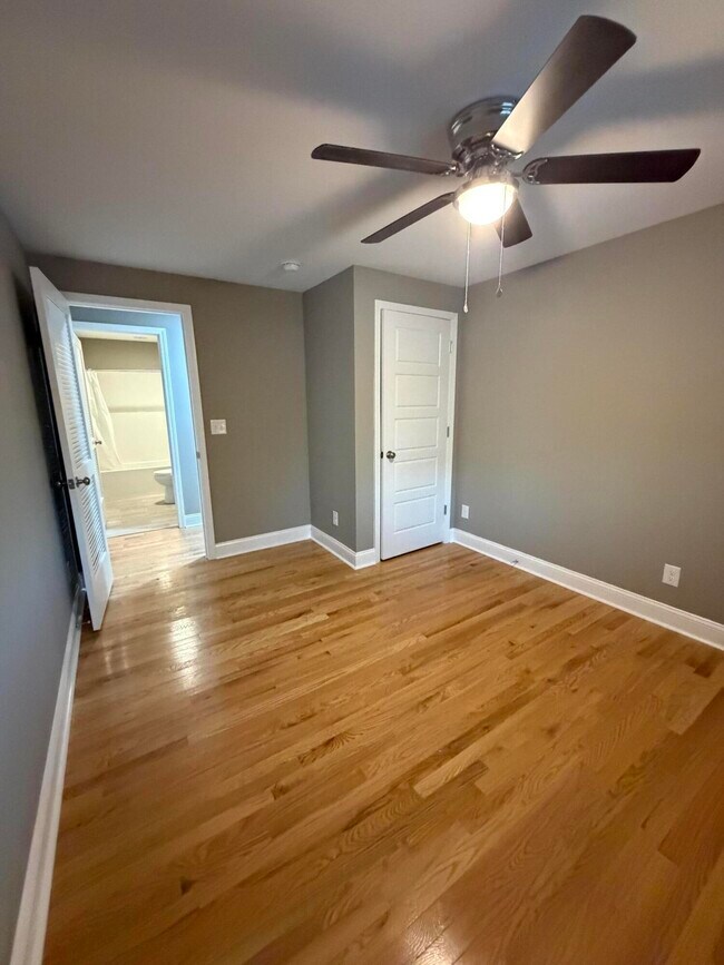 Building Photo - 402 Gunn St