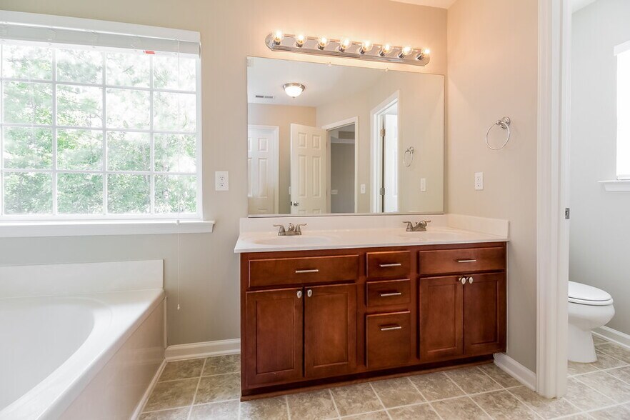 Building Photo - 409 Pyracantha Dr