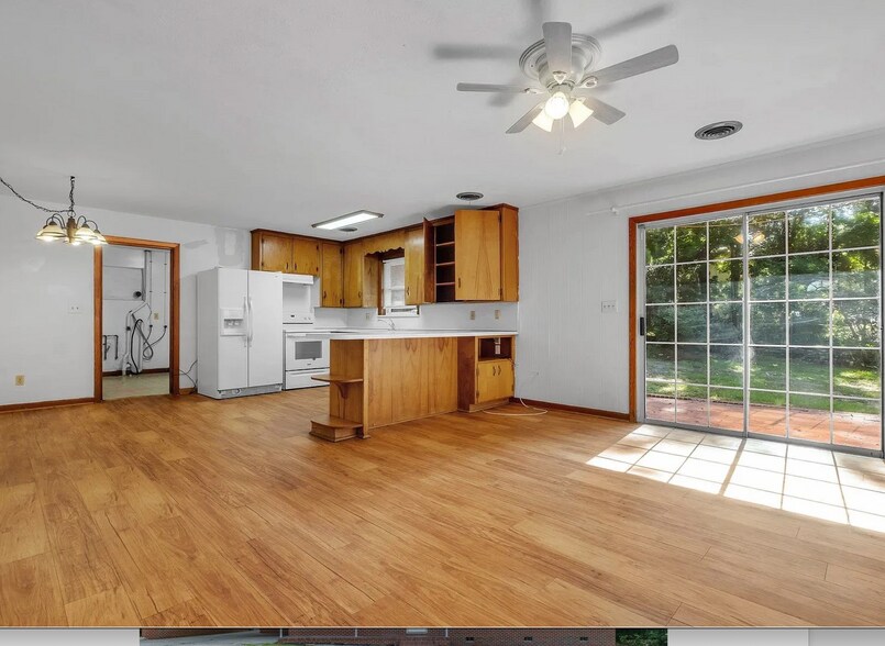 Building Photo - 123 Columbia Dr