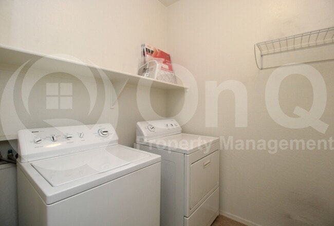 Building Photo - 995 E Blue Spruce Ln
