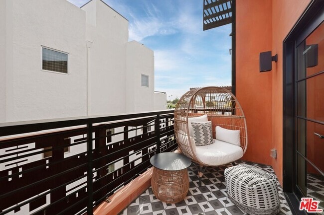 Building Photo - 1035 N Vista St