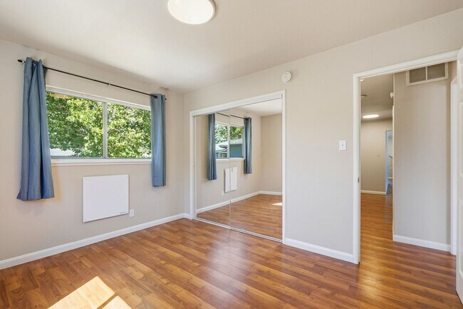 Building Photo - Beautiful Spacious 3-bedroom 1.5-Bath Home in Concord!