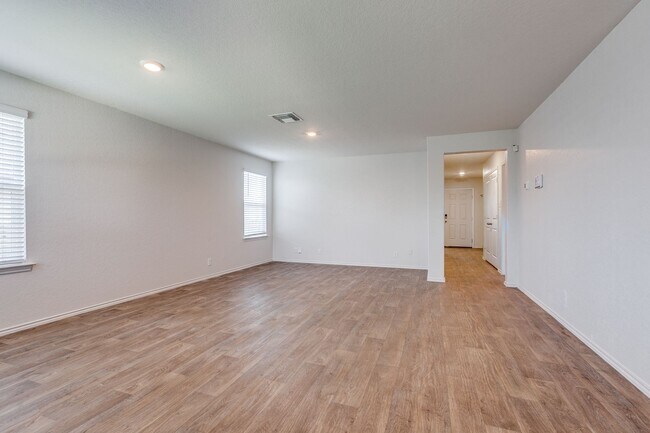 Building Photo - BEAUTIFUL 3-BEDROOM D.R. HORTON HOME IN RE...
