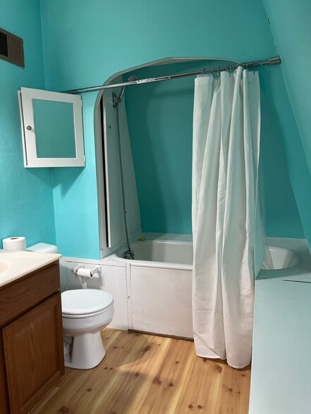Upstairs tub/shower bathroom - 1403 Clay St