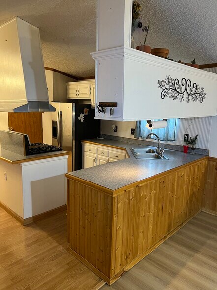 Kitchen - 954 N McCue St