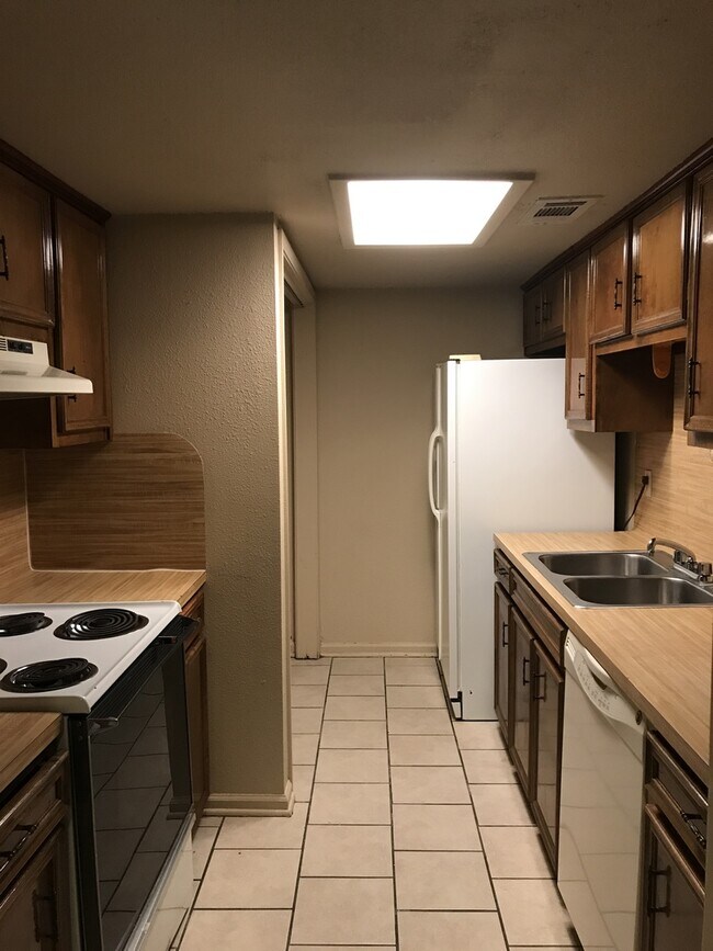 Building Photo - Beautiful Clean 3 bedroom, 2 Full Baths to...
