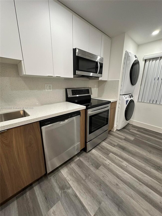 Building Photo - 450 Commodore Dr