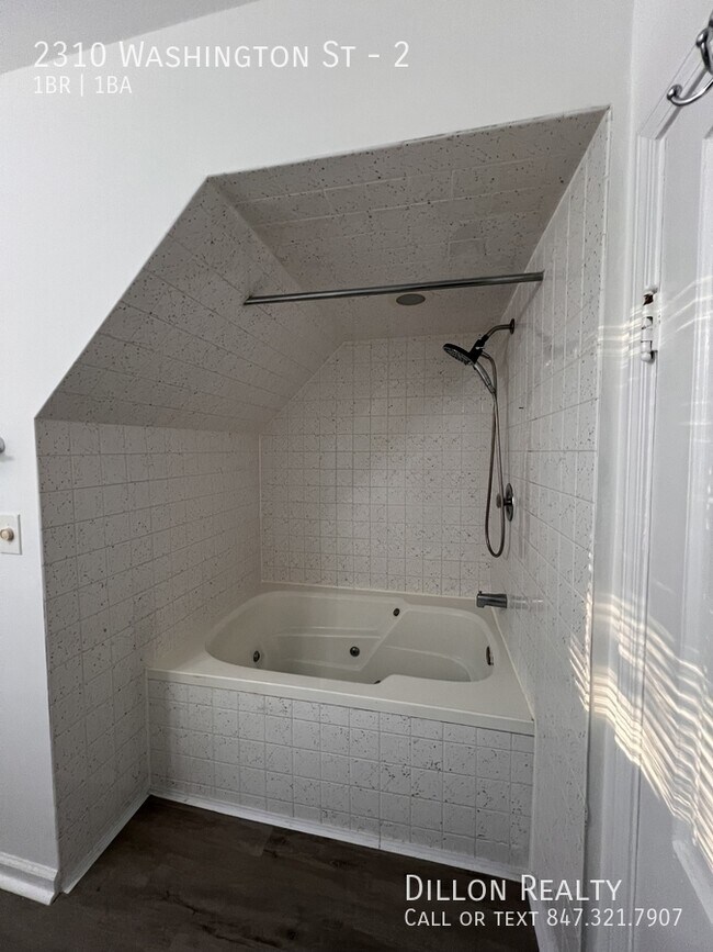 Building Photo - 2310 Washington St