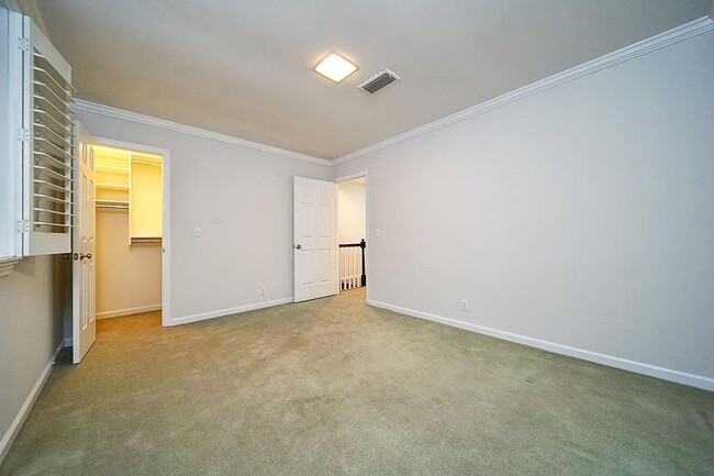 Building Photo - Great 2BA/2.5 BE Brentwood End Unit Townhome!