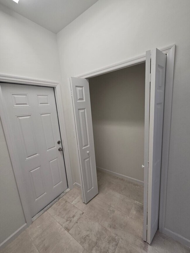 Building Photo - Brand new 3+DEN -2 BATHROOM 2 CAR GARAGE I...