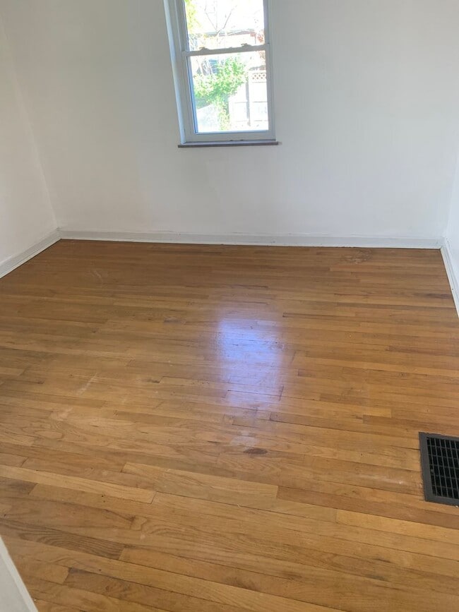 Building Photo - Lovely Ranch Home with Hardwood Floors and Finished Basement in Silverton