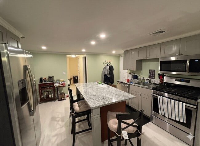 Building Photo - 10 Riverbank Rd