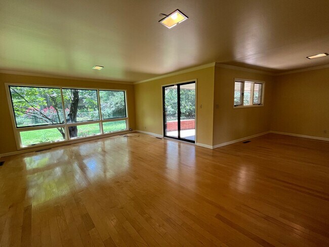 Building Photo - 3 Bedroom home near 41st & Harvard