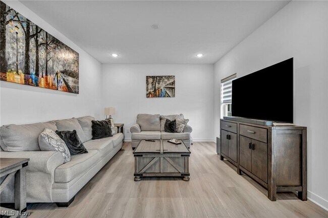 Building Photo - 704 Maple Hollow Ct