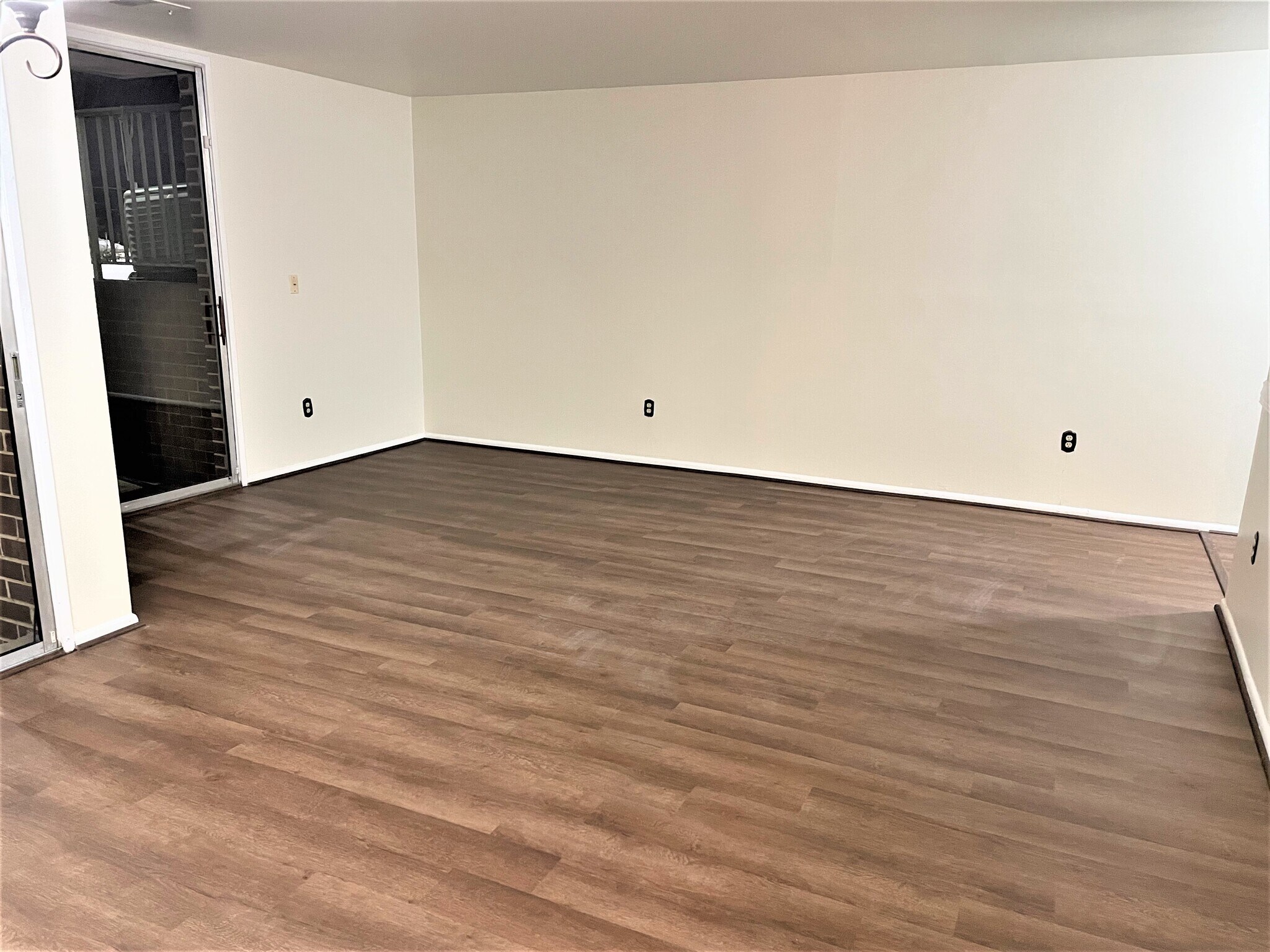 Living room - 10245 Prince Plz