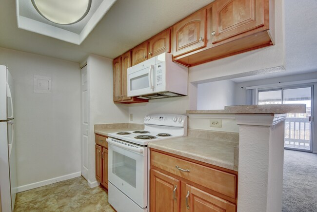 Building Photo - 2BR/2BA Charming Condo in Denver!