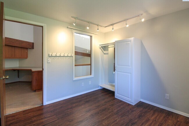 Building Photo - 4 Bed/2 Bath + an Office Richland House