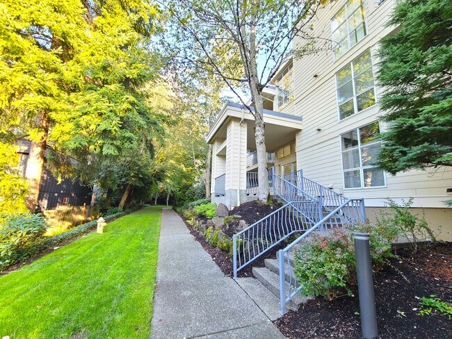 Building Photo - 2Bd/2Ba Spacious Bellevue Condo - W/S/G & ...