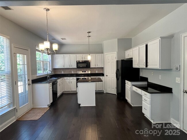 Building Photo - 8601 Fieldcroft Dr