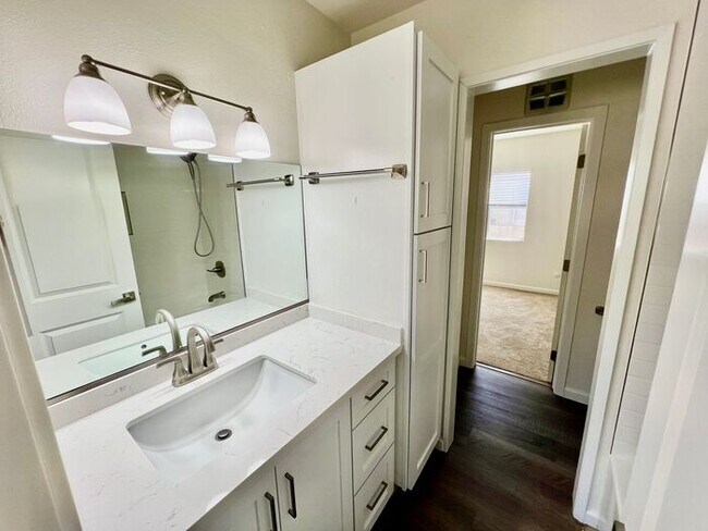 Building Photo - Beautifully remodeled 2 bedroom, 1.5 bathroom condo!