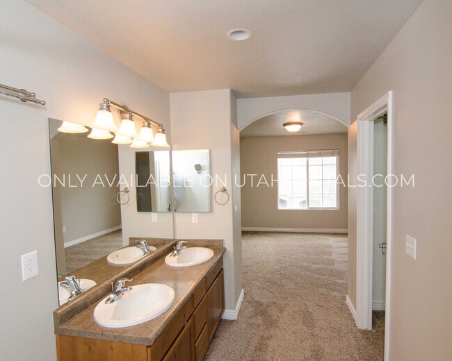 Building Photo - 1054 W 70 N