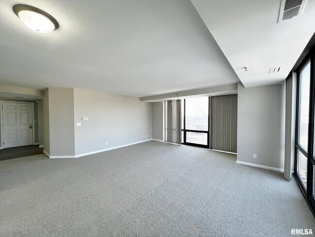 Building Photo - 125 SW Jefferson Ave