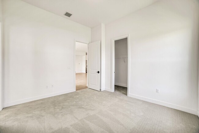 Building Photo - 20161 SE Bridgewater Dr