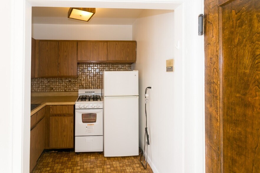 Building Photo - 629 W Belmont Ave