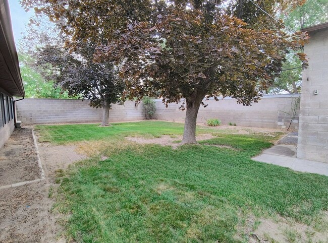 Building Photo - 3 Bd 2 Bath Over 2500 sq ft in Sandy