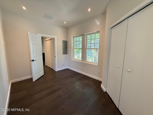 Building Photo - 1733 Memorial Park Terrace