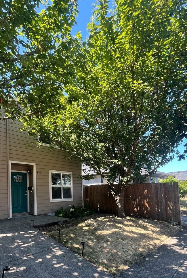 Building Photo - Charming SE Portland Home in a Central, Accessible Location