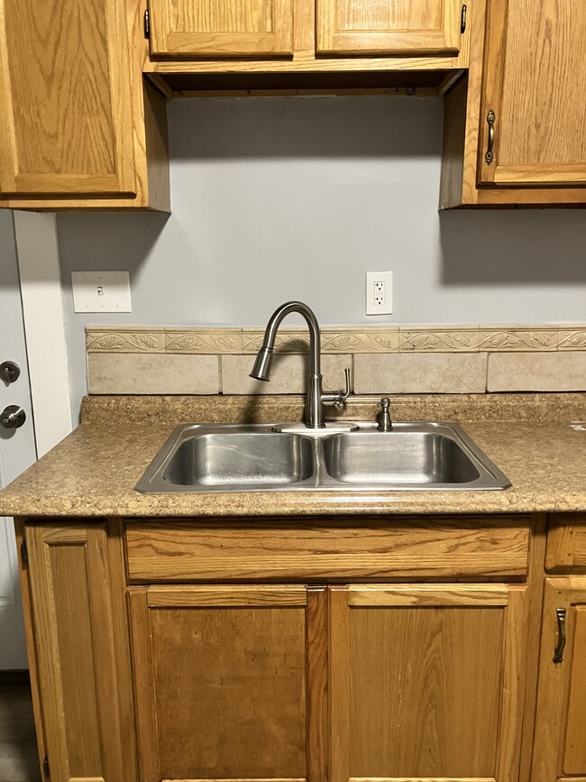 Kitchen sink - 256 Weyl St