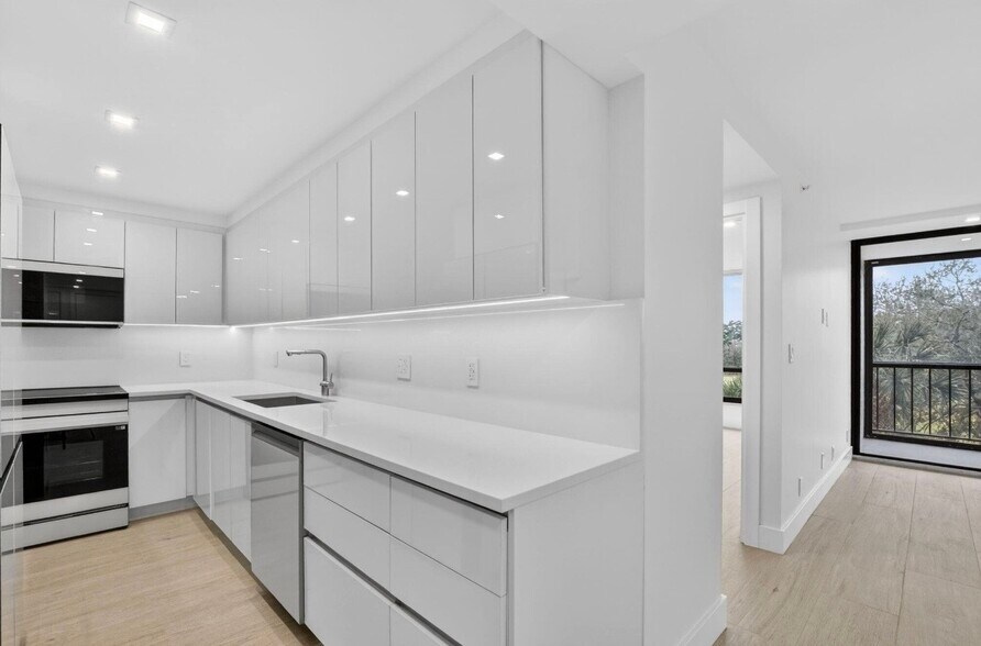 Building Photo - 7835 Lakeside Blvd