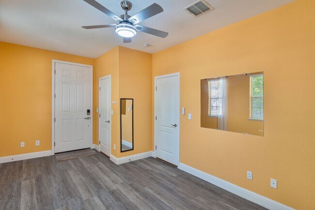 Building Photo - 9952 Spring View Way