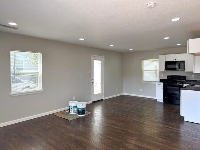 Building Photo - 2 Bed / 1 Bath / Detached Garage