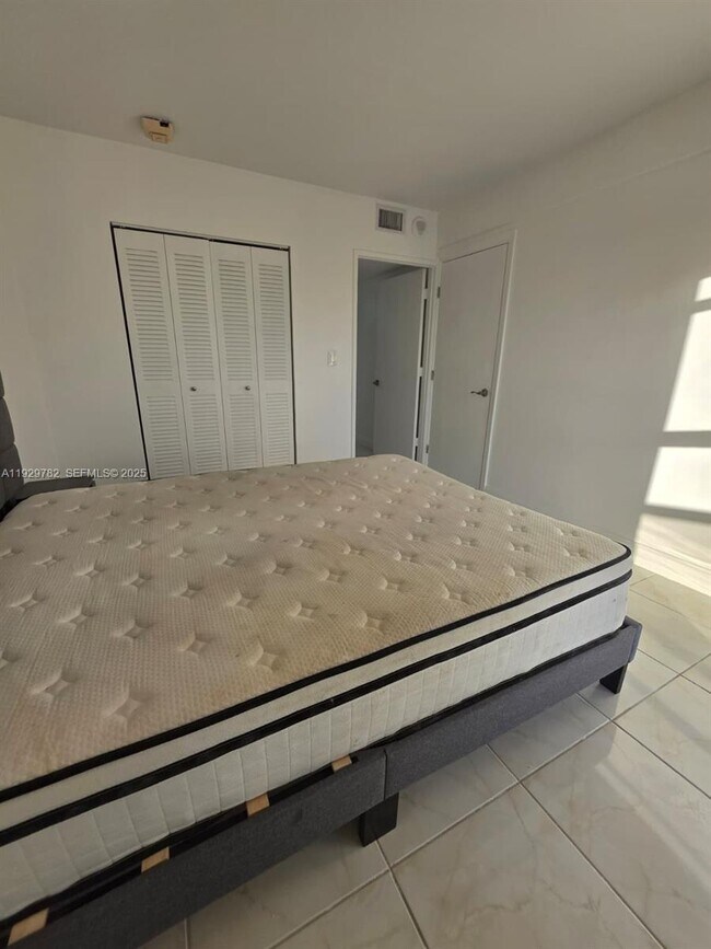 Building Photo - 3701 N Country Club Dr