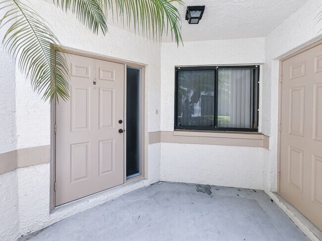 Building Photo - ** COACH HOMES @ BERKSHIRE LAKES ** 2 BED / 2 BATH - 1ST FLOOR CONDO - GARAGE - ANNUAL RENTAL