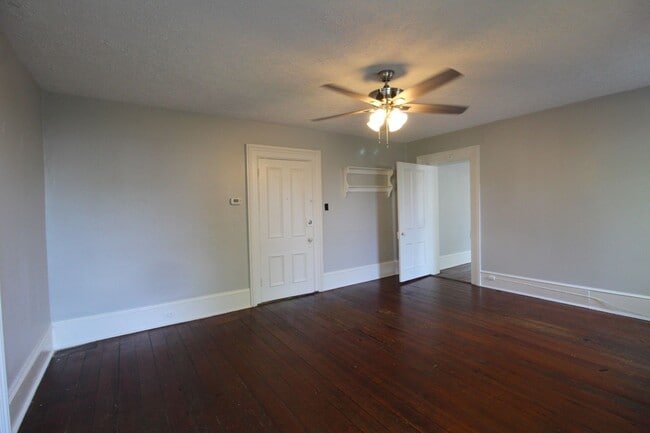 Building Photo - 1 bed, 1 bath apartment for rent in Downtown Harrisonburg!
