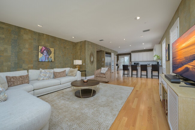 Building Photo - 981 Longboat Club Rd