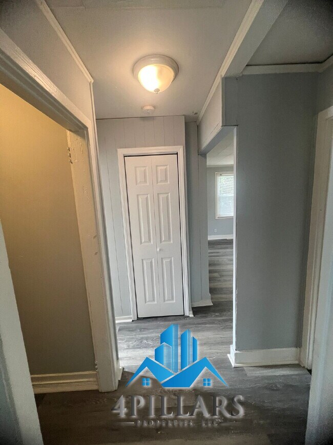 Building Photo - Charming 2 Bedroom Duplex in La Porte with...