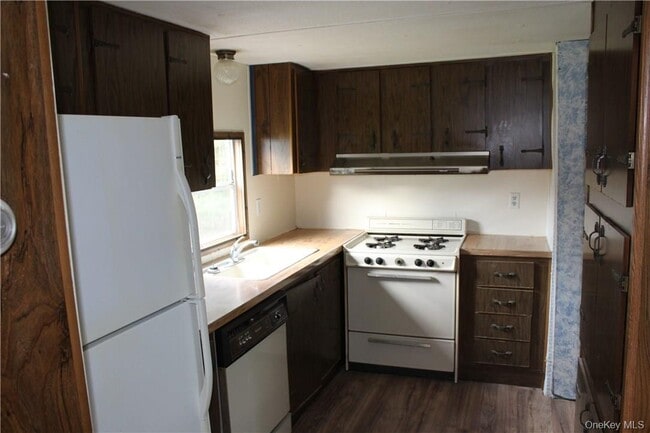 Building Photo - 16 Tanglewood Park Dr