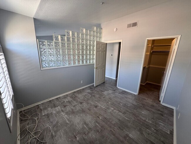 Building Photo - Bright & Spacious 1 Bedroom Apartment in T...