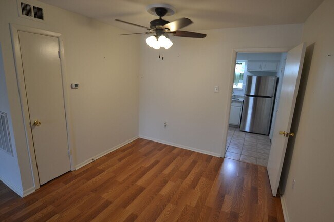 Building Photo - Newly updated, 2 bedroom, 2 bath Condo at Westdale Club Condos