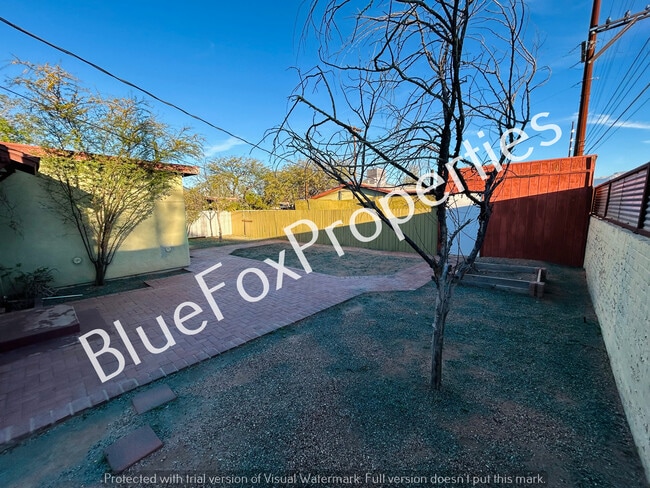 Building Photo - 3021 E Linden St