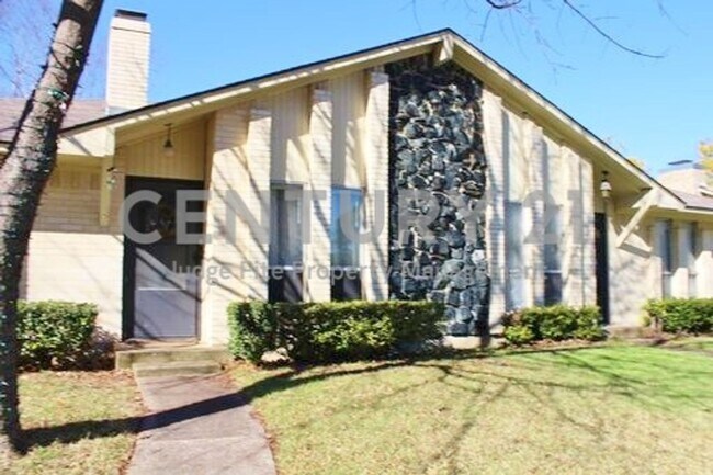 Primary Photo - Great 2/1 Duplex Situated on Cul-de-sac in...