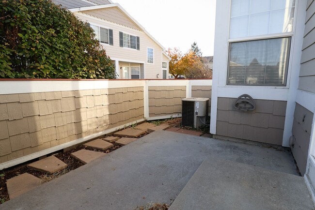 Building Photo - 2 Bedroom Townhome, with detached Garage.