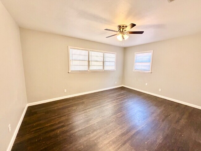 Building Photo - "Charming 3-Bed, 2-Bath Home with 1,410 Sq Ft in Lubbock's Heart"
