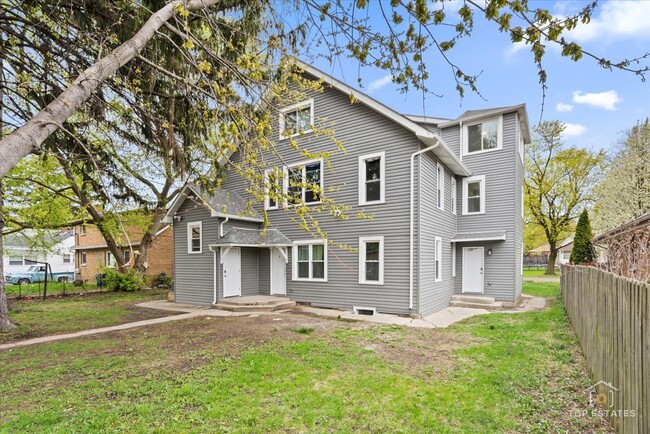 Building Photo - 1542 Victoria Ave