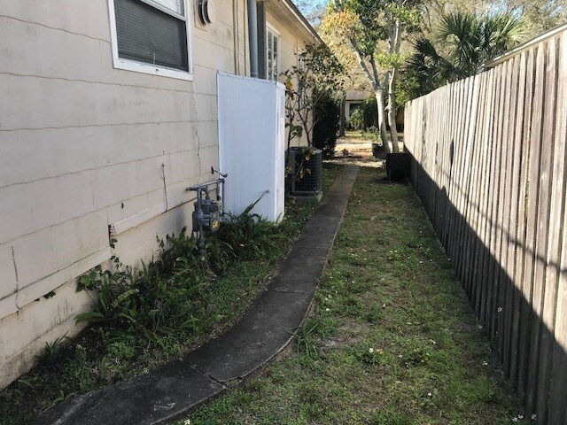 Building Photo - GREAT 3/2/1 SINGLE FAMILY HOME MINUTES TO ...